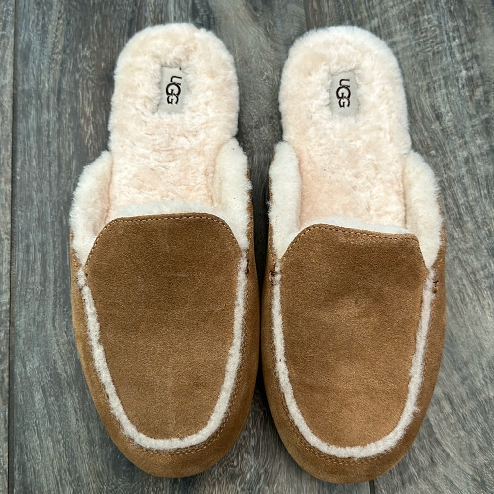 Ugg slip on 8.5